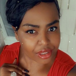 Meet your Posher, Claudia